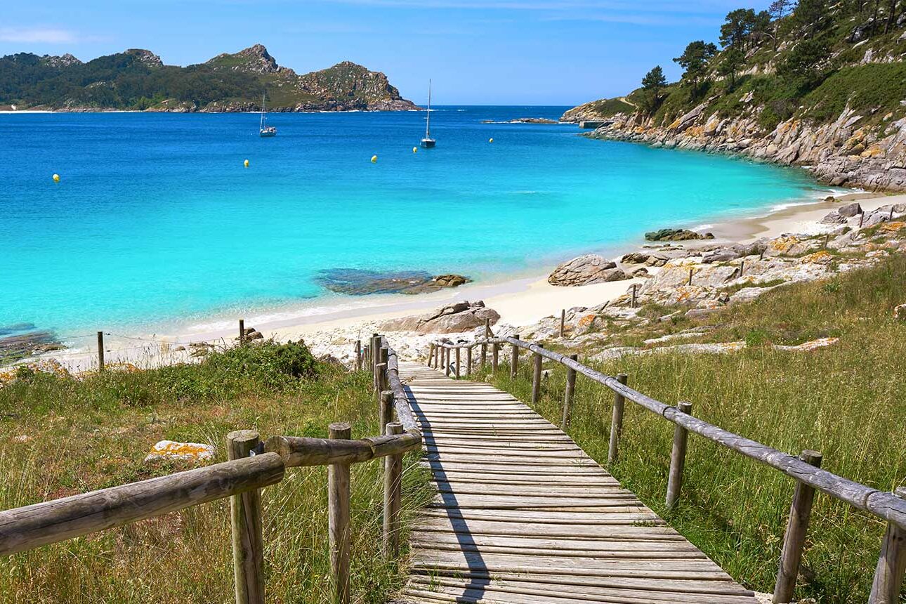 In these two 'by the Beira' islands of Portugal, it takes authorization to enter and can only sleep there who has a tent