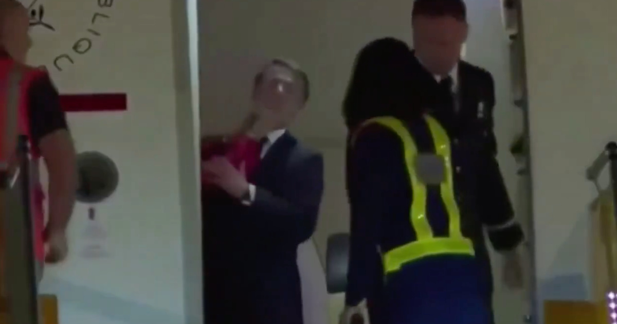Tense moment between Emmanuel Macron and the woman upon arrival at Vietname