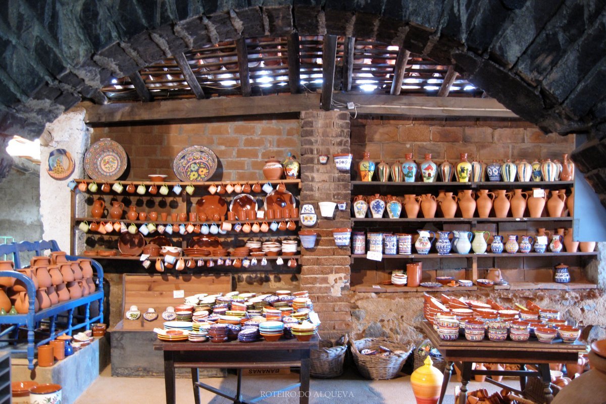 It is the “Capital of the clay”: this village has the tradition of pottery and is for the Spanish one of the “most special in Portugal”