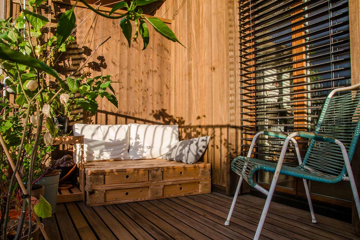 DIY bench with pallets and containers