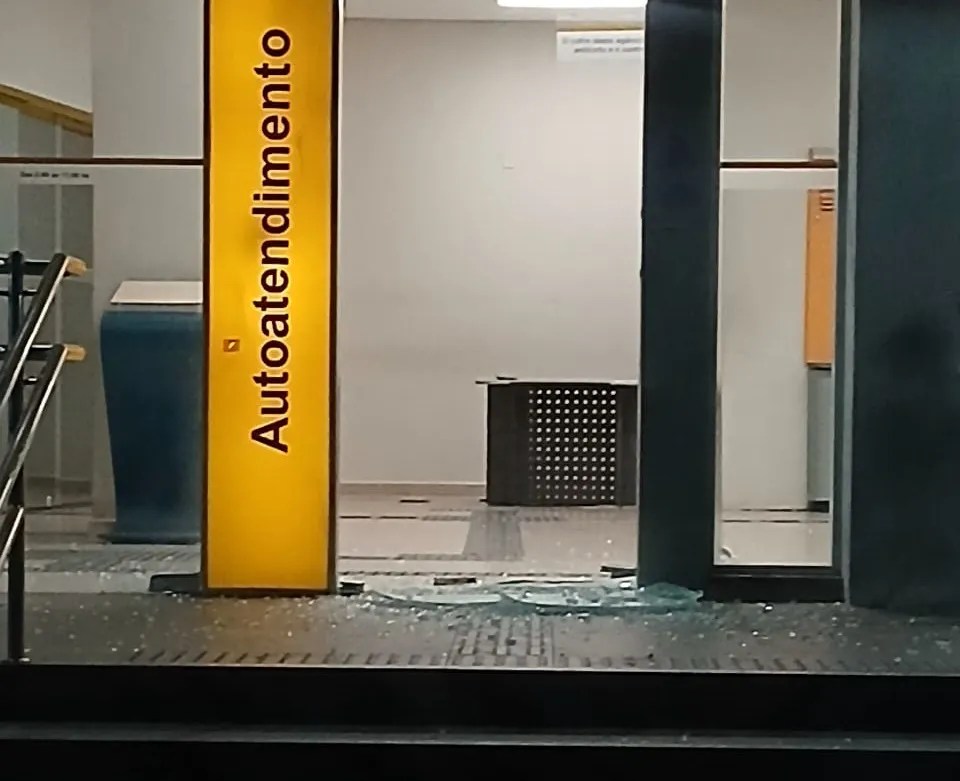 Homeless man breaks glass door from Banco do Brasil in Cruzeiro do Sul