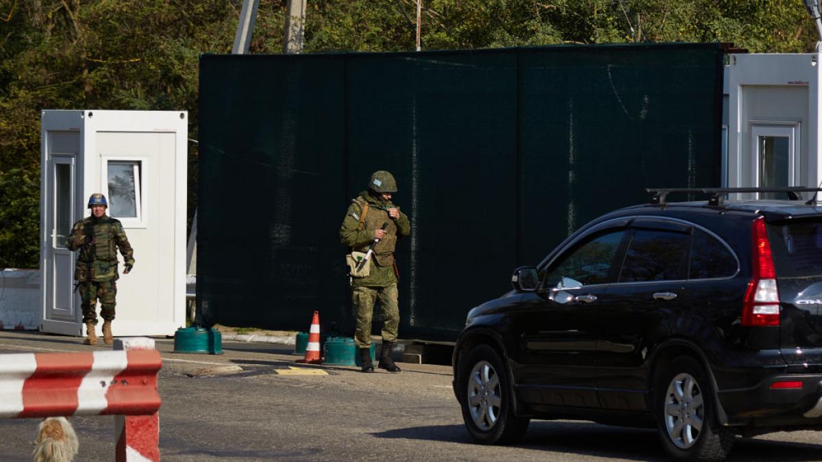 They announce the withdrawal of the Russian troops of a European country if a condition is met