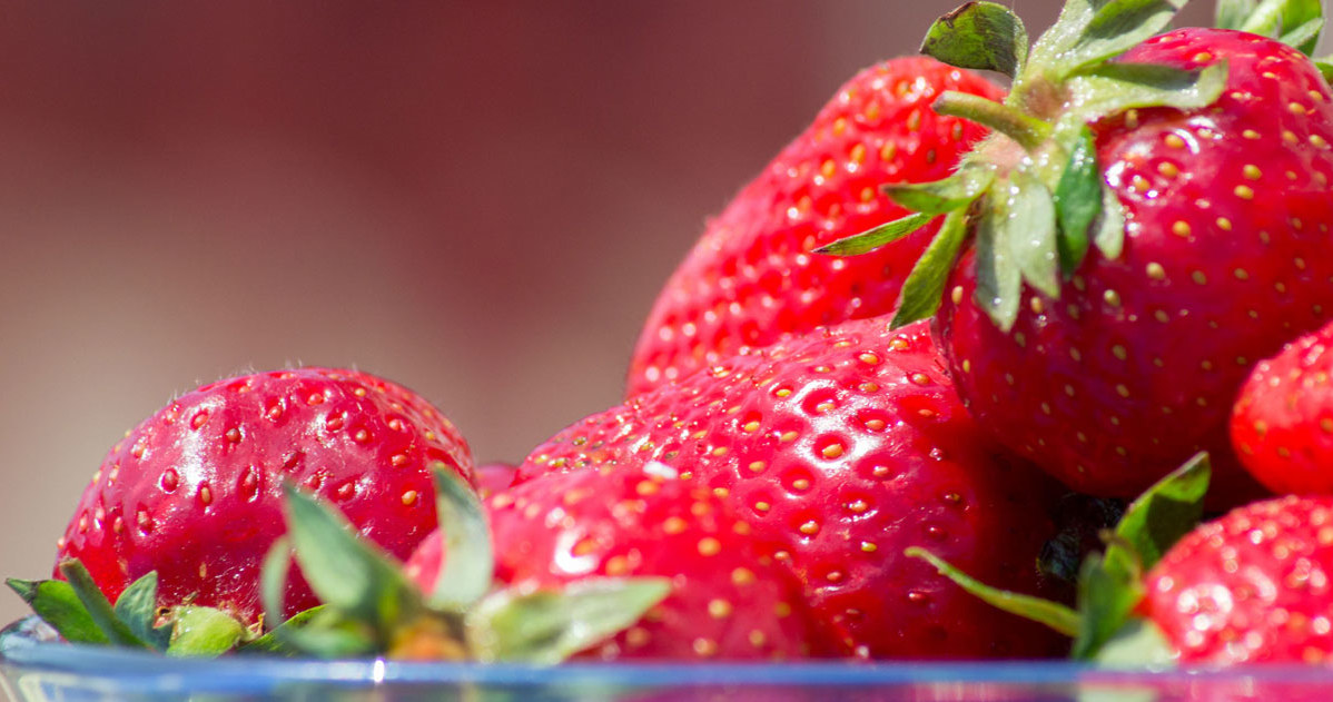 Frozening strawberries, let's not cut the stalks /123rf /picsel