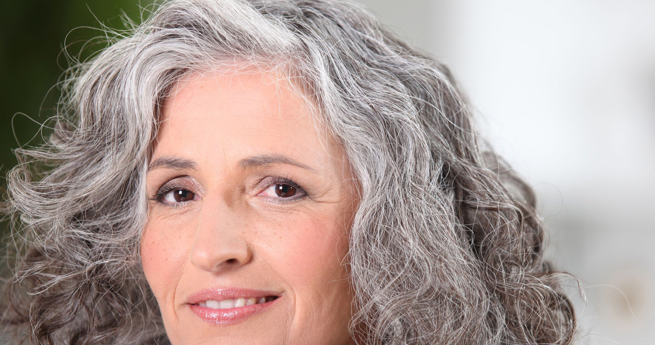 More and more women are proud to wear their gray hair, showing that you do not need to dye them to feel beautiful and authentic. /123RF/PICSEL