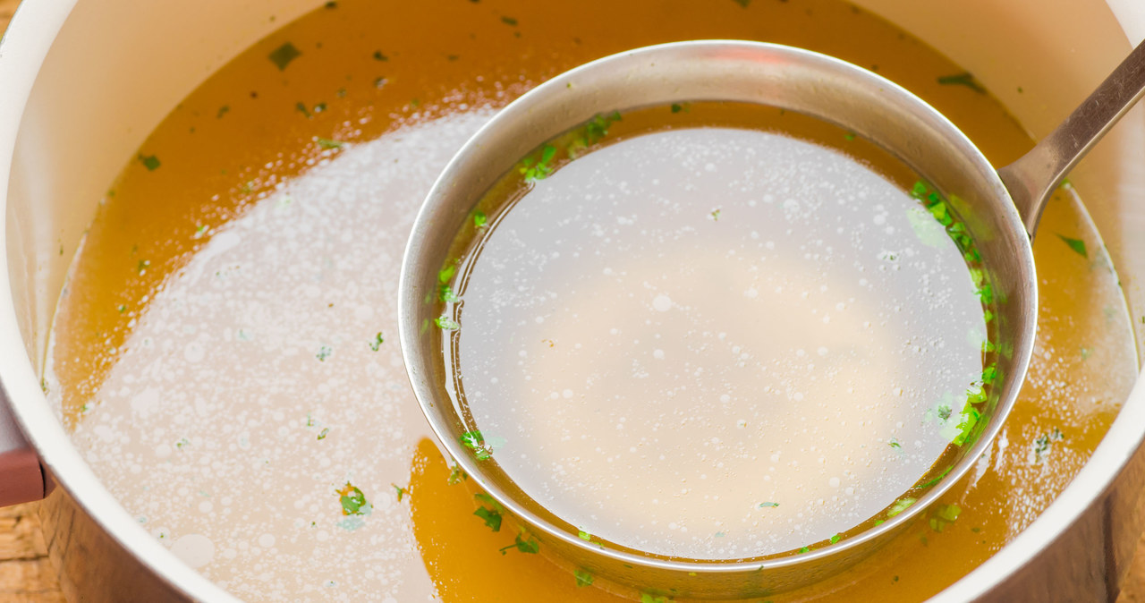 Drowing meat in the broth translates into fragility, delicacy and the final taste of the dish. /123RF/PICSEL