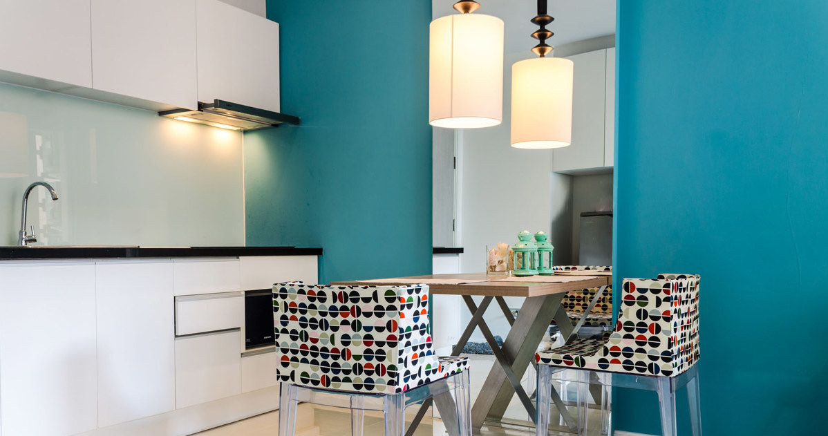 Blue can optically enlarge the kitchen /123RF /PICSEL