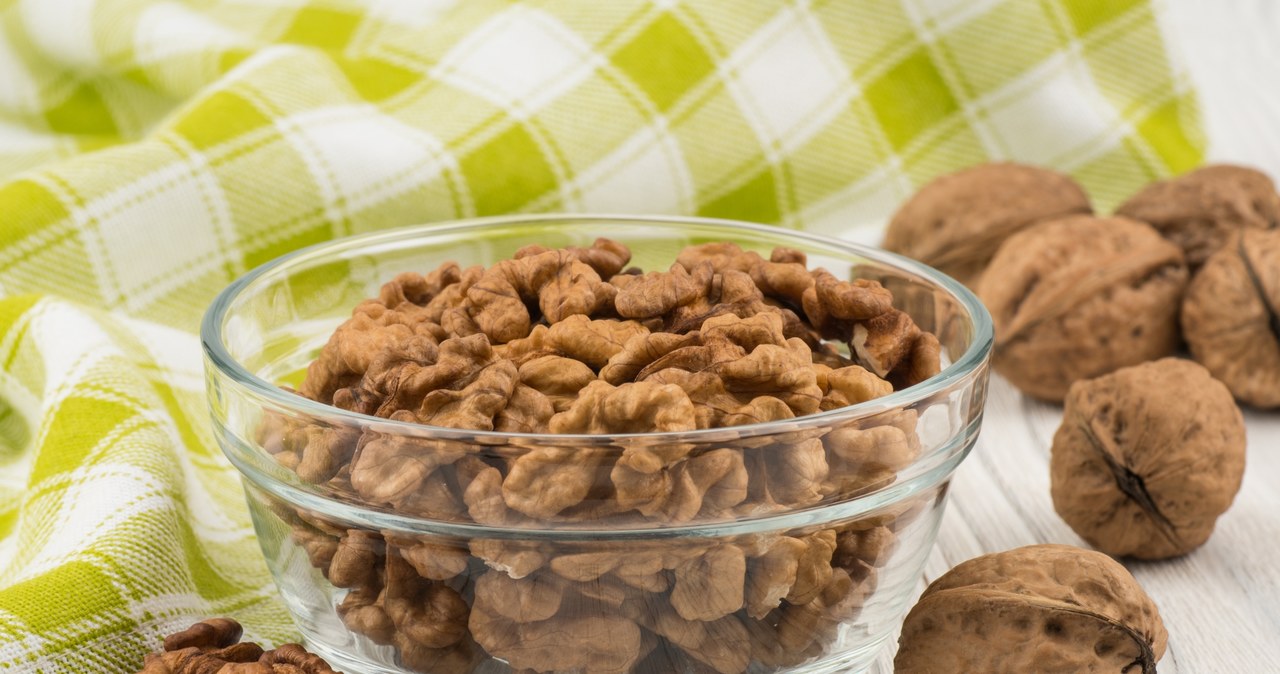 Italian nuts in combination with country cheese form superfood /123RF /picsel