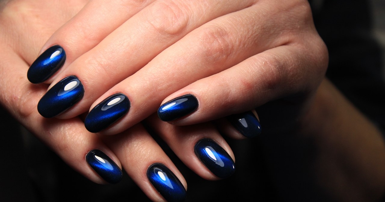Navy blue Syrenka effect on nails /123RF /PICSEL
