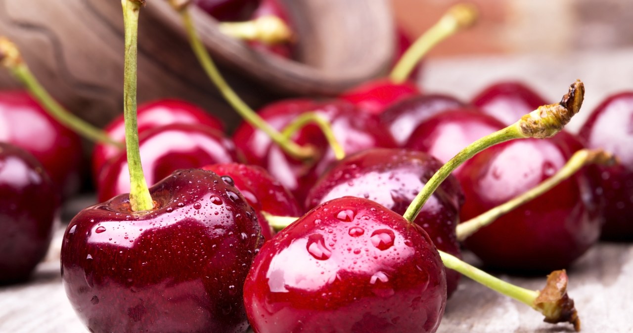 Cherries should have green tails. It shows that they have been broken recently /123RF /PICSEL