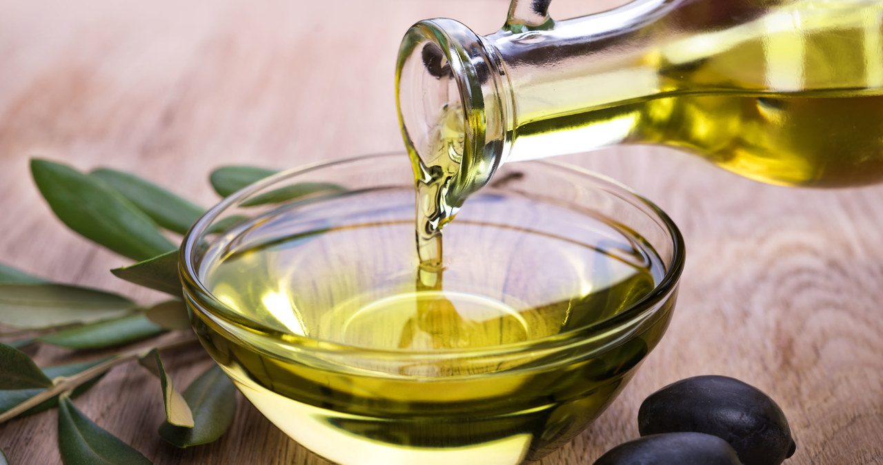 Olive olive oil can be used not only in the kitchen, but also in the care of the facial skin.