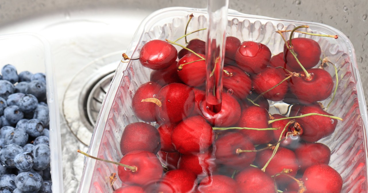 A way to remove worms from cherries. Practically nothing needs to be done /123RF /PICSEL