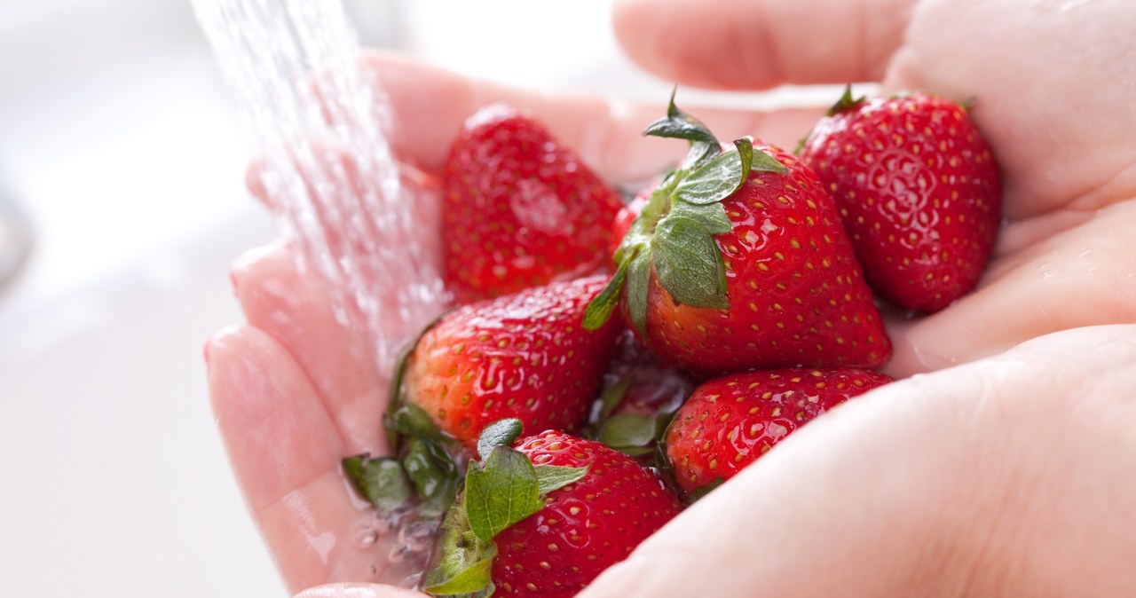 Before eating strawberries, they should be thoroughly washed /123RF /PICSEL