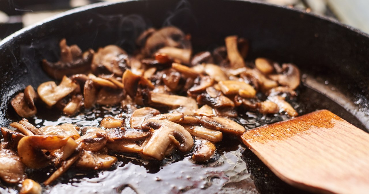 Fry the mushrooms and then stuff them with rolls /Canva Pro /interia.pl