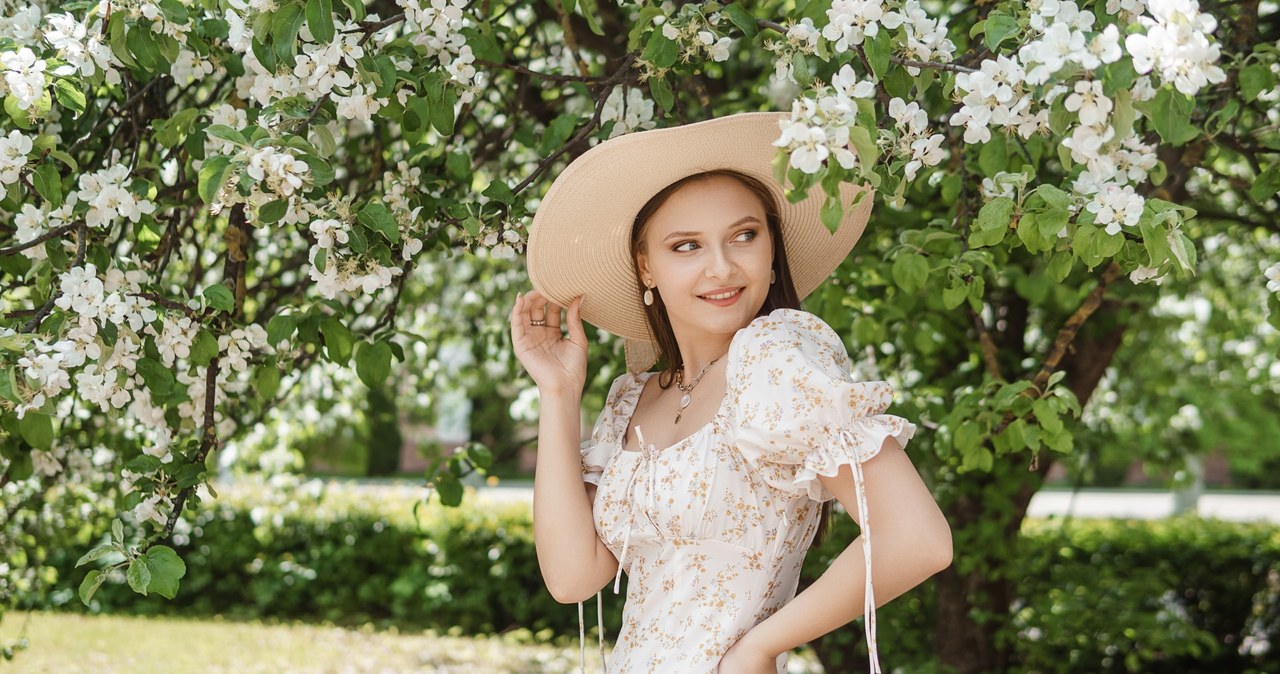Midi flowers dresses will work for many occasions /123RF /PICSEL