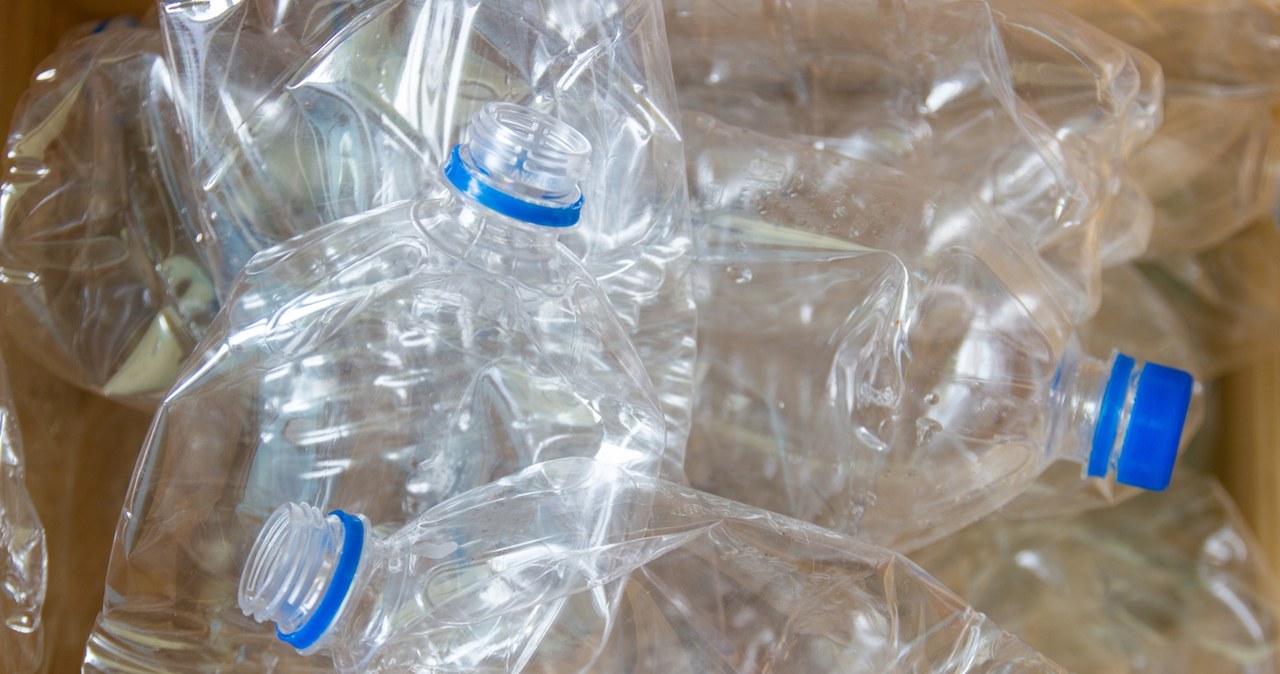 A bottle or cardboard must be crushed, and then screw the nut /123RF /PICSEL