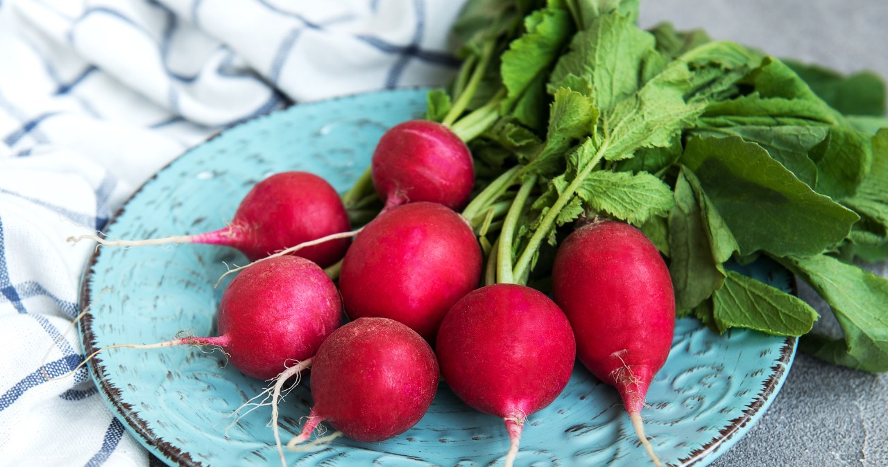 Cut the radish into slices and place tightly in a jar. Add spices, pour the flood and tasty preparations ready. /123RF/PICSEL