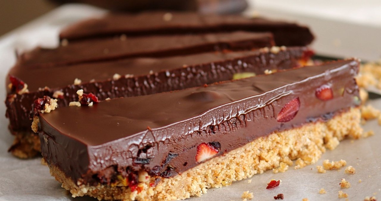 I make a chocolate strawberry cake in different margins. Most often I choose chocolate or butter biscuits / jonathan_steven / canva pro