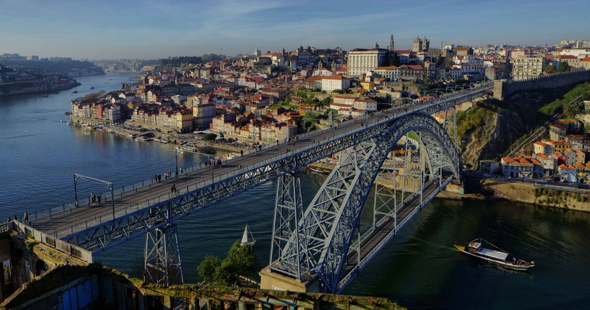 Interrupted searches for the missing young man who jumped from the Luís I bridge, in Porto