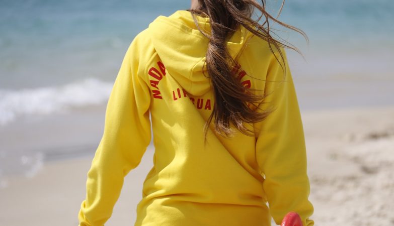 In Nazareth nobody drowns: beach is watched all year round. Why "there is no" saveral swimmer career?