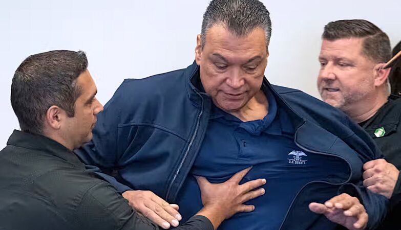 Democratic Senator Alex Padilla expelled from a press conference and handcuffed by the FBI