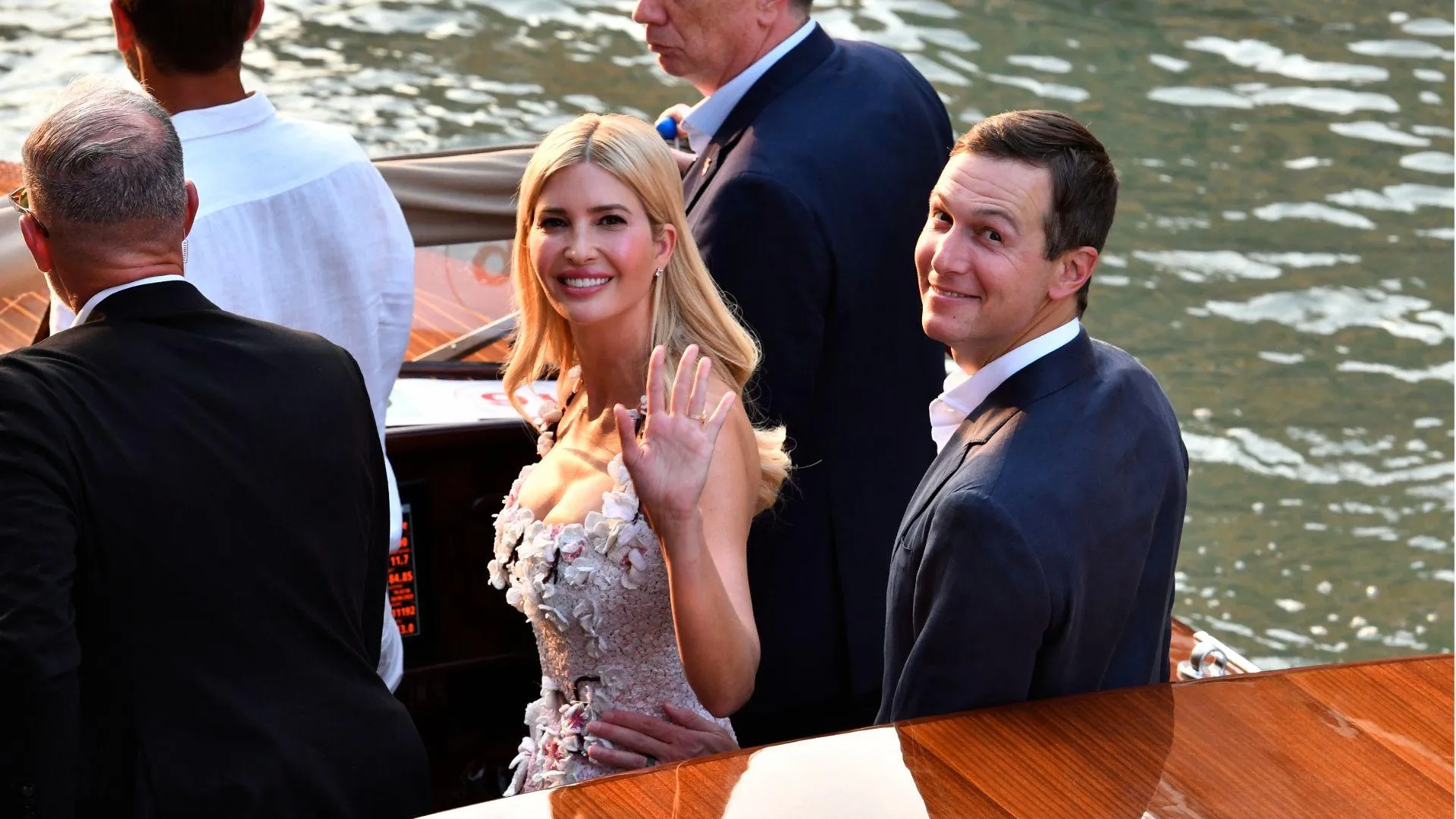 Luxury, controversy, Hollywood stars and many millions on the table: the whole world with an eye set in a wedding in Venice