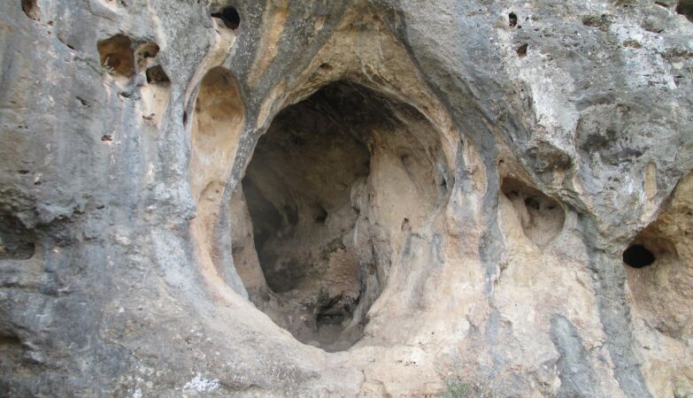 Modern humans may not have been the first to bury the dead