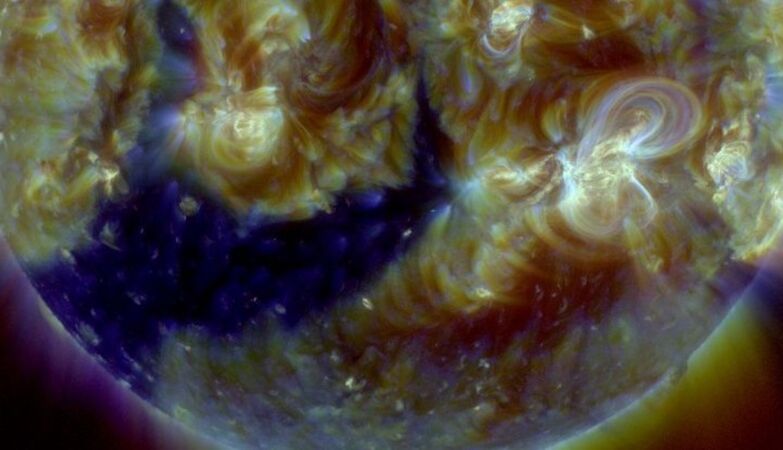 Giant hole has just opened in the sun. It will sweep the earth with solar winds and boreal auroras