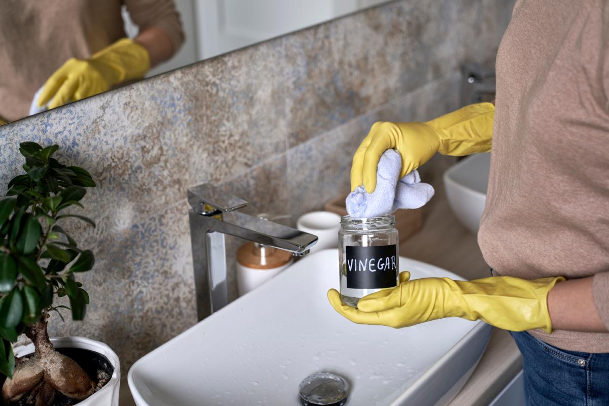 Natural cleaning in the bathroom with vinegar