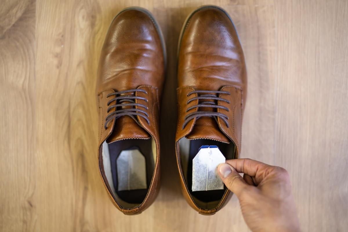 Perfume shoes with tea
