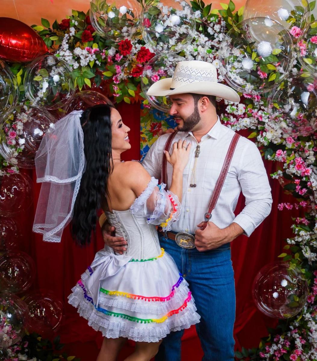 Juh Vellegas has an engagement party with the junina gang: 'Attention groom, the bride and groom arrived!'