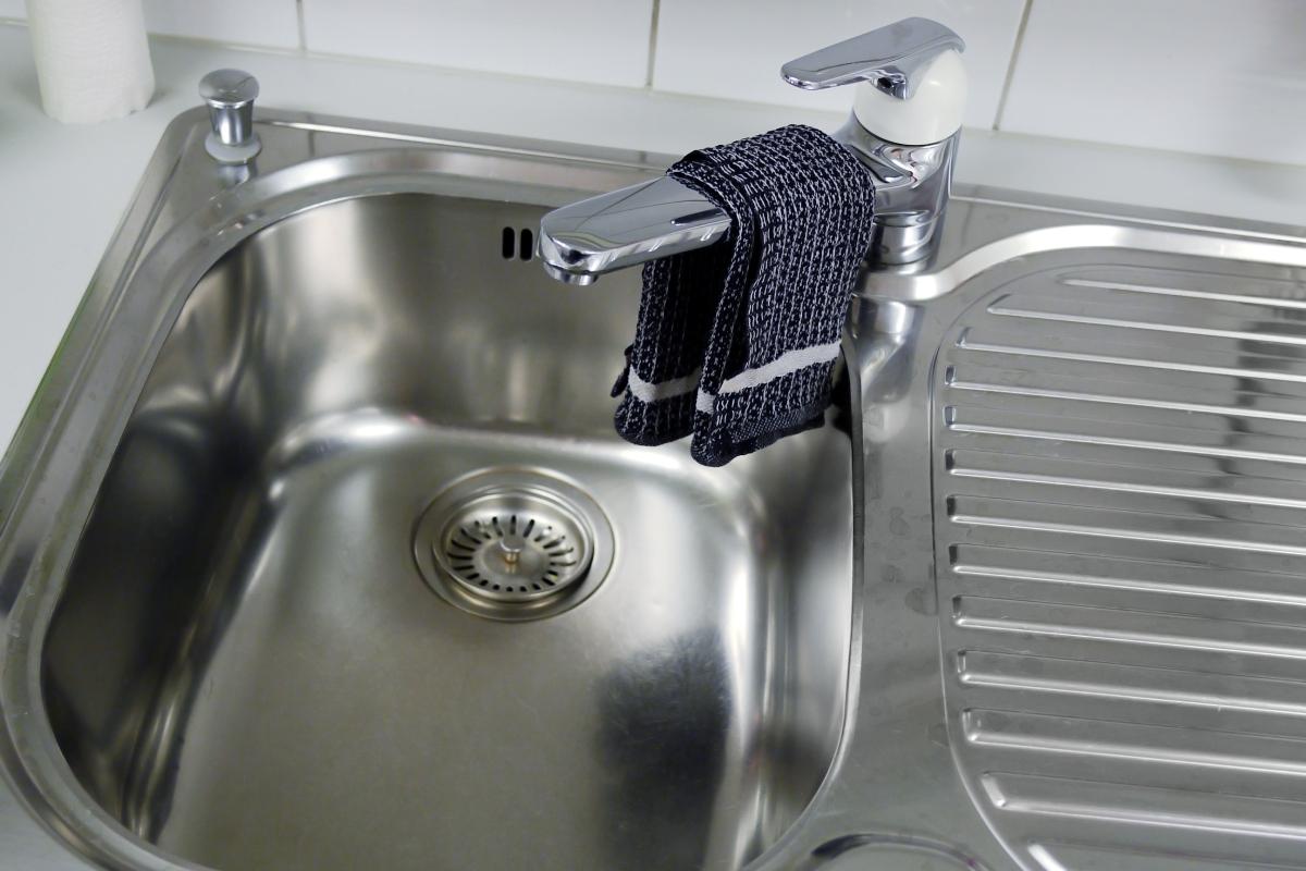 Clean the sink with flour