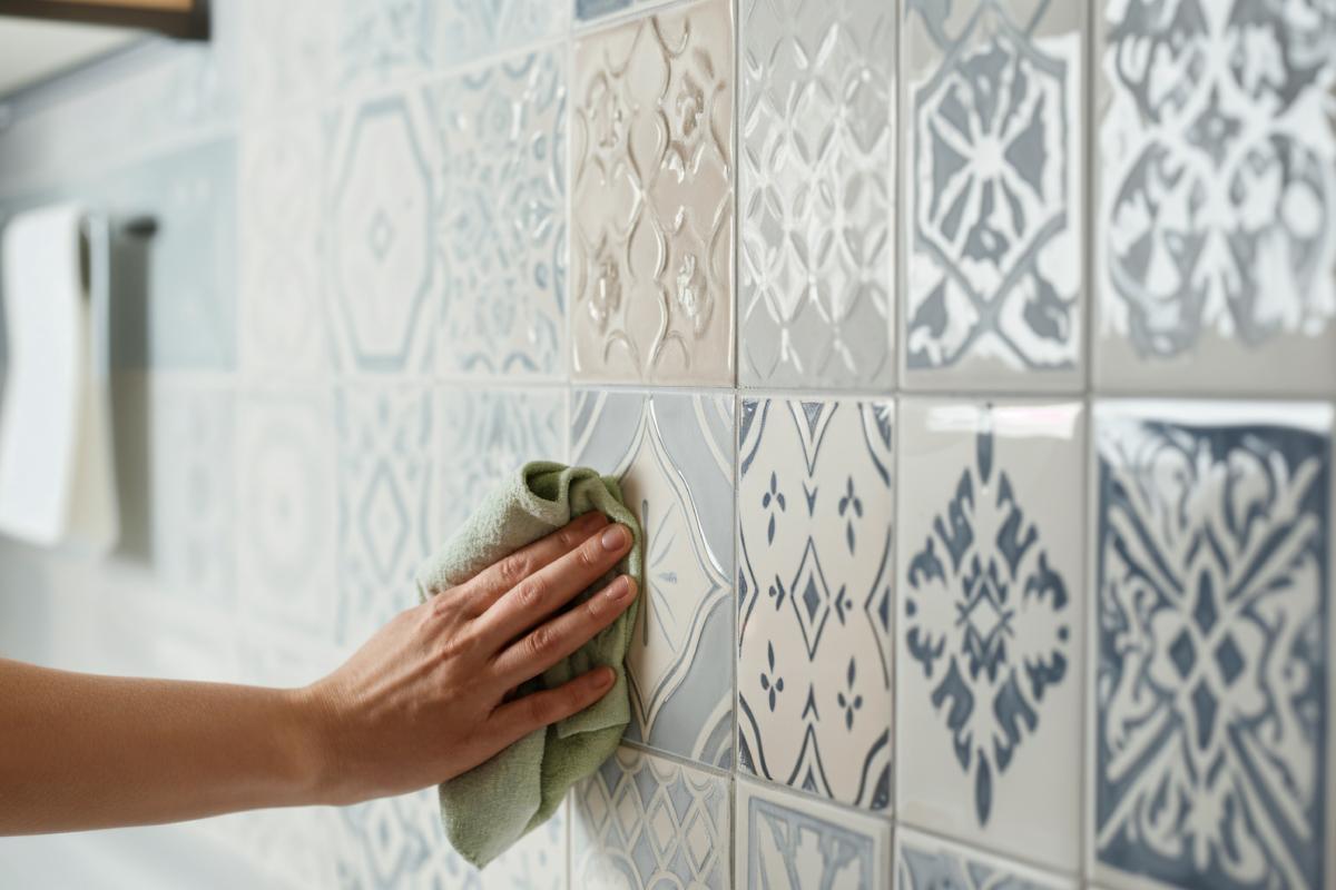 Bathroom cleaning to avoid yellowing