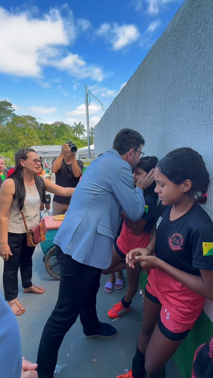 Gladson Cameli comforts athlete after defeat at student games; VIDEO