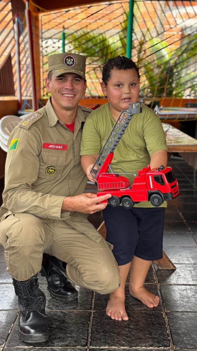 Boy who baptized doll with the name of Major of the Firefighters receives a surprise visit in Rio Branco
