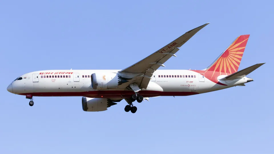 Pump threat makes flight diverting and emergency landing