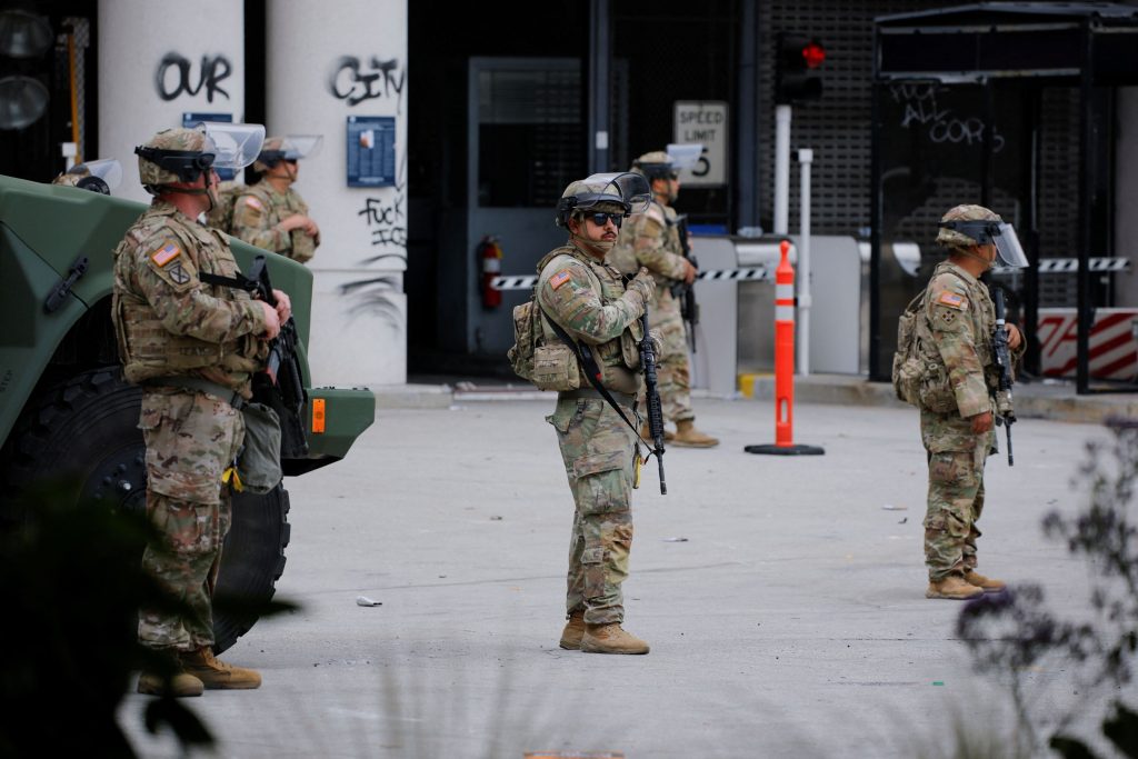 Los Angeles: The first members of the National Guard were lined up - the time of tension