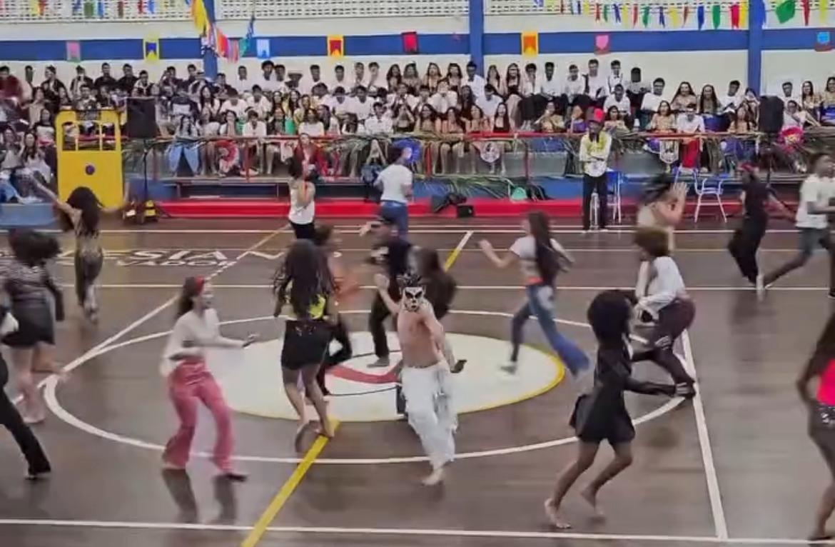 Student viralizes by incorporating Ney Matogrosso during a presentation of St. John in School