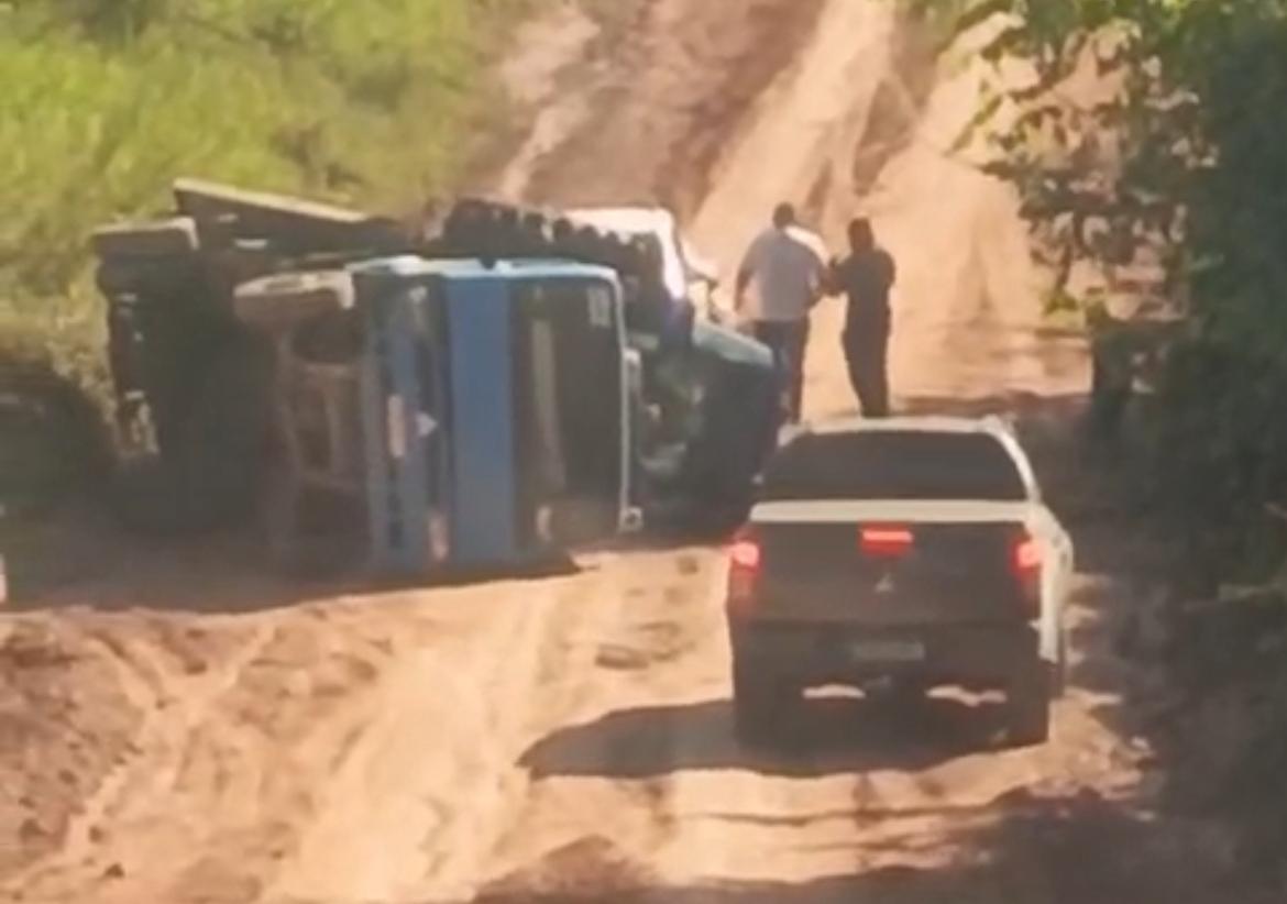 Truck fall as it tries to climb BR-364 branch slope; VIDEO