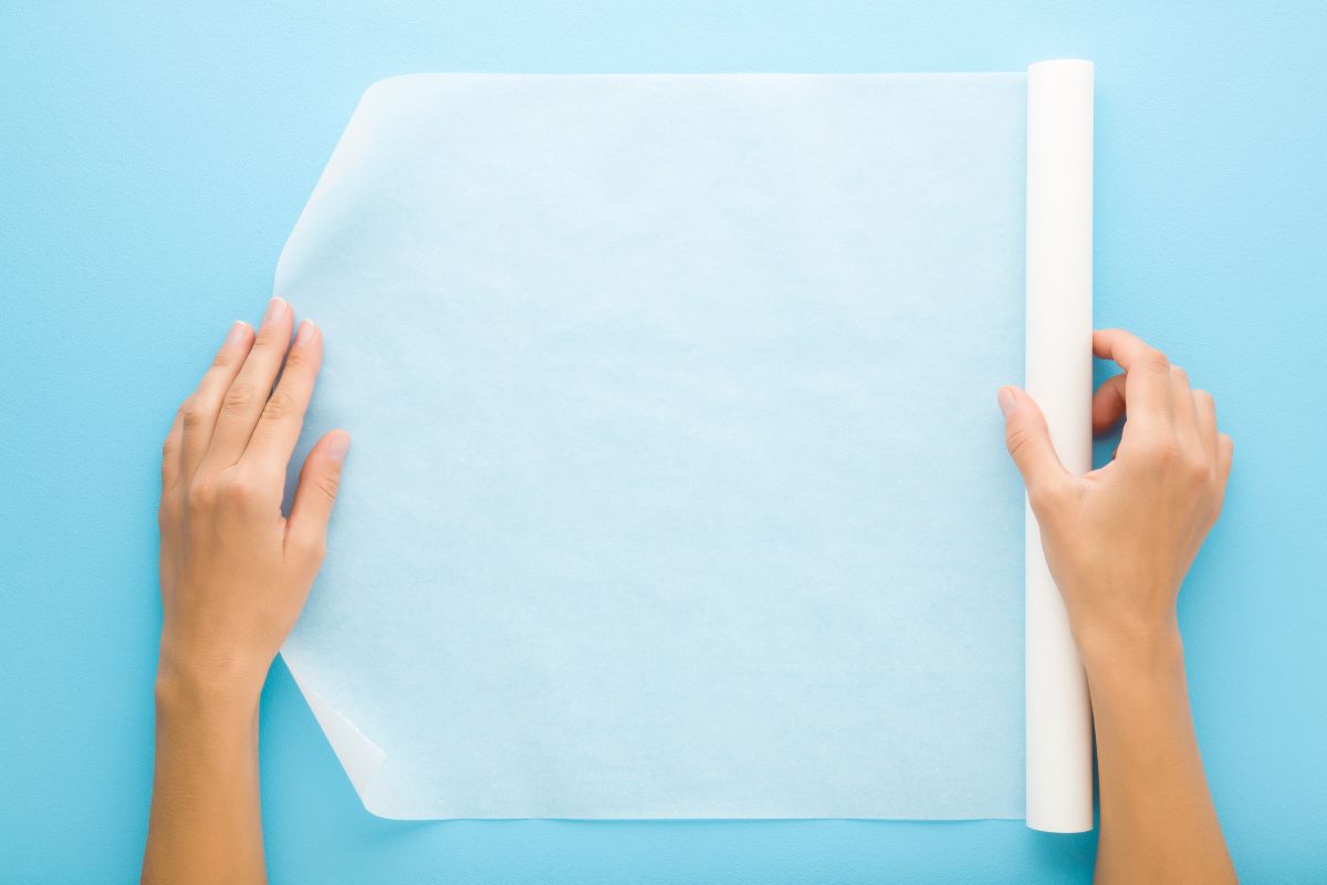 Clean the stove encrusted with parchment paper