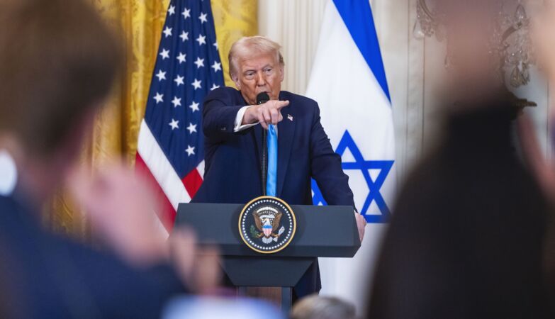 Blicists vs. The "eccentric" Tucker Carlson. Trump's response to Iran divides the Republicans