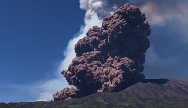 Etna volcano erupted (the strongest in 4 years): explosion made tourists run away in Sicily
