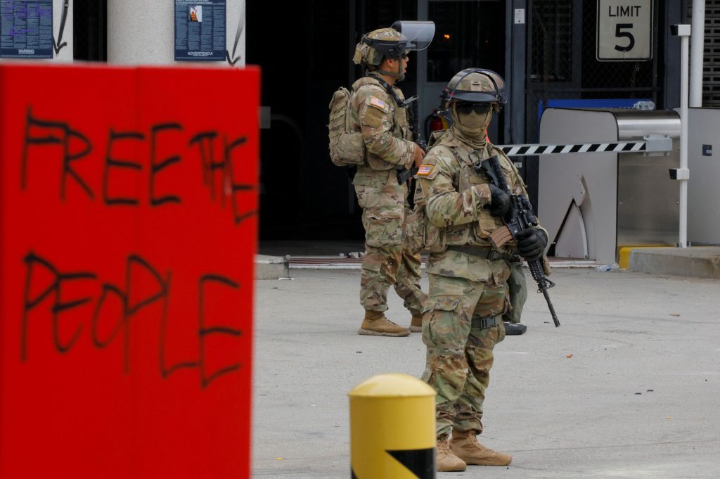 Los Angeles: The first members of the National Guard were lined up - the time of tension