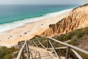 Meet the beach south of Lisbon whose access costs 42 € and where a shadow can reach 200 €