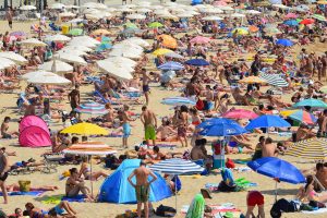 Do not be distracted: British alert tourists for common habit that 'gives' fines of up to 750 € in Spain (and is not walking on naked trunk)