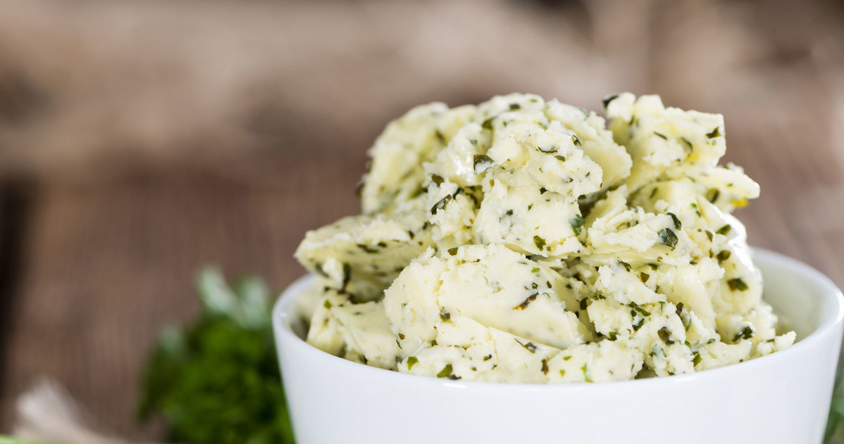 Garlic butter with the addition of herbs is the perfect addition to grilled dishes /123RF /PICSEL