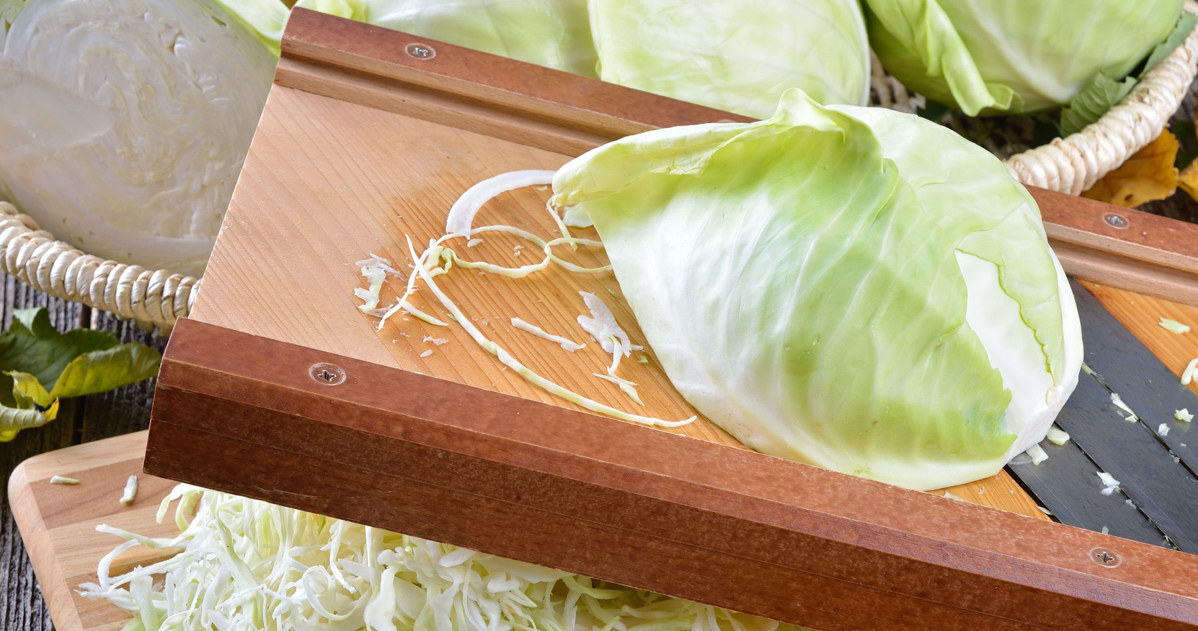 Chops with the addition of cabbage are one of those recipes that surprises with taste and gets full for a long time. /123RF/PICSEL