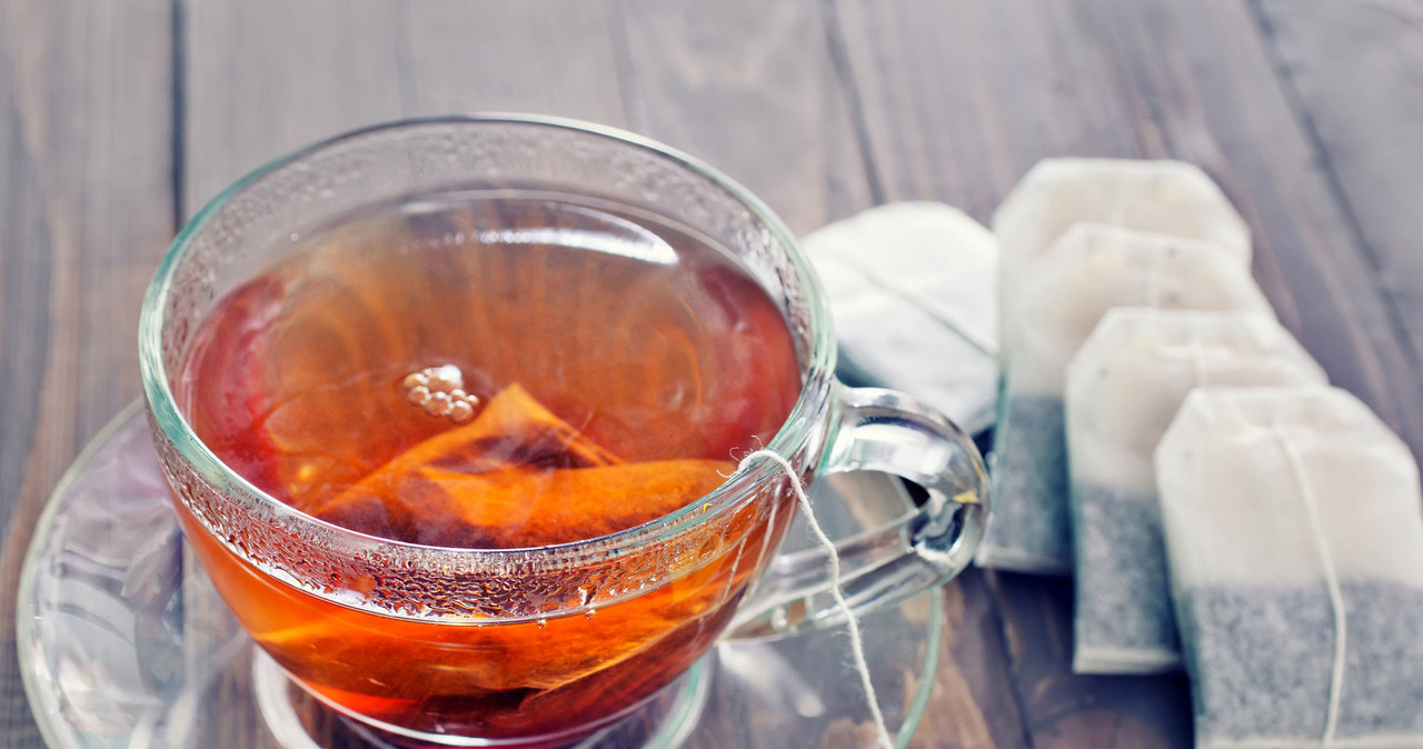 In hot weather it is worth reaching for warm drinks /123RF /PICSEL