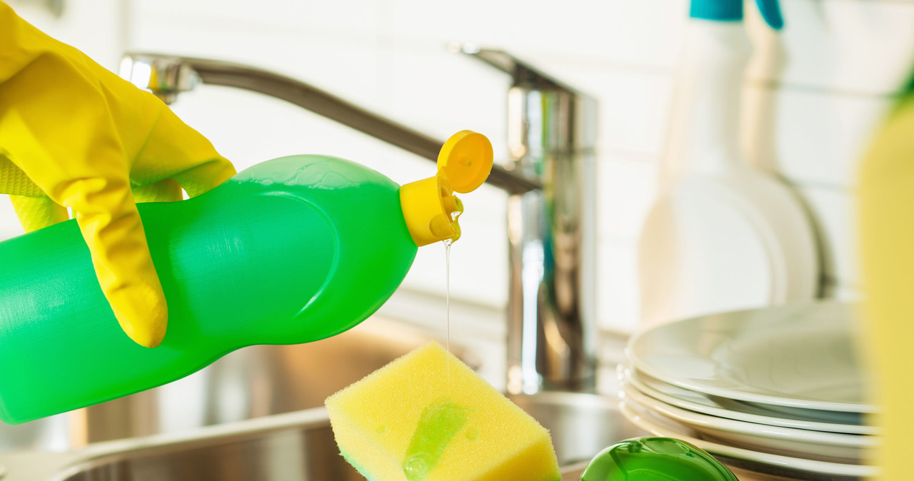 The dishwashing liquid will cope with greasy spots /123RF /PICSEL
