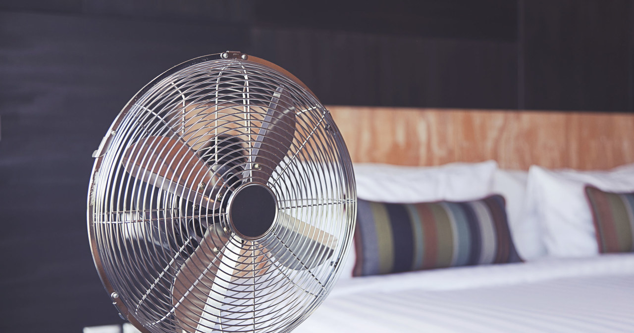 A bowl with ice cubes put under a windmill, will create a home air conditioner /123RF /PICSEL