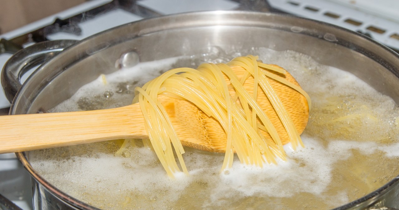 After throwing the pasta into the pot, you need to mix it, first immediately, then every minute. /123RF/PICSEL